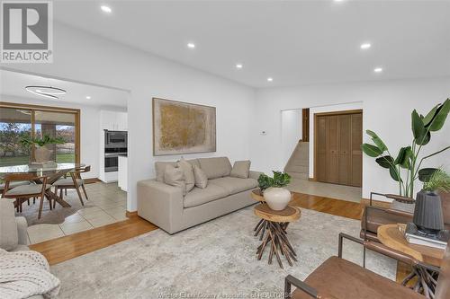 6845 Disputed Road, Lasalle, ON - Indoor Photo Showing Living Room