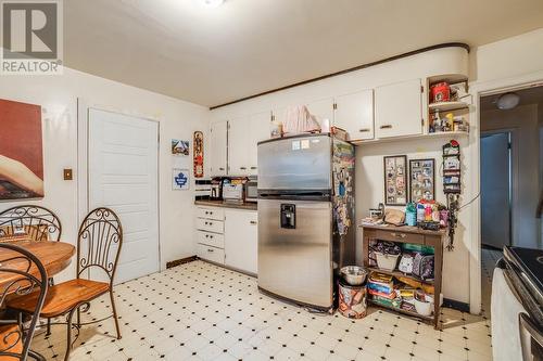 1054 Laurier Avenue, Kelowna, BC - Indoor Photo Showing Kitchen