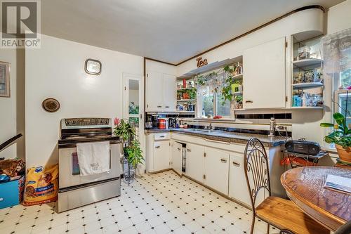 1054 Laurier Avenue, Kelowna, BC - Indoor Photo Showing Kitchen