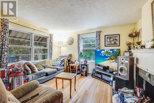 1054 Laurier Avenue, Kelowna, BC - Indoor Photo Showing Living Room