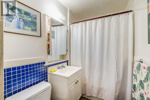 1054 Laurier Avenue, Kelowna, BC - Indoor Photo Showing Bathroom