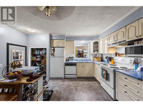 1898 Parkcrest Avenue, Kamloops, BC - Indoor Photo Showing Kitchen With Double Sink