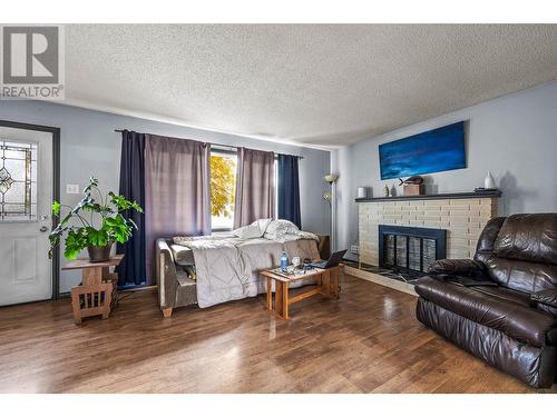 1898 Parkcrest Avenue, Kamloops, BC - Indoor Photo Showing Living Room With Fireplace