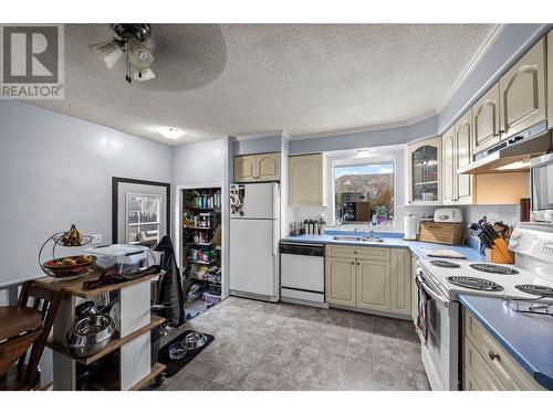 1898 Parkcrest Avenue, Kamloops, BC - Indoor Photo Showing Kitchen With Double Sink