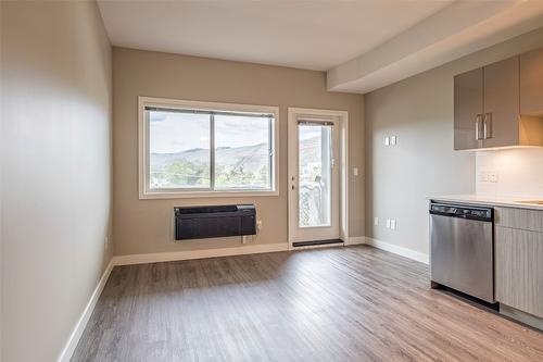 418-3409 28 Avenue, Vernon, BC - Indoor Photo Showing Kitchen