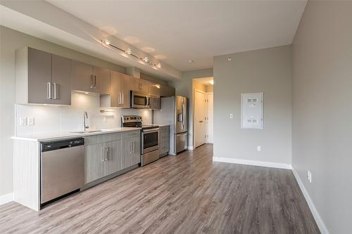 418-3409 28 Avenue, Vernon, BC - Indoor Photo Showing Kitchen With Stainless Steel Kitchen