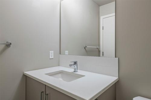 418-3409 28 Avenue, Vernon, BC - Indoor Photo Showing Bathroom