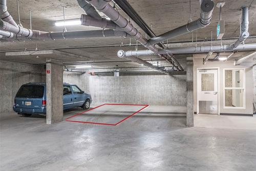 418-3409 28 Avenue, Vernon, BC - Indoor Photo Showing Garage