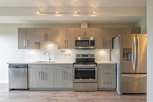 418-3409 28 Avenue, Vernon, BC - Indoor Photo Showing Kitchen With Stainless Steel Kitchen