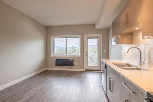 418-3409 28 Avenue, Vernon, BC - Indoor Photo Showing Kitchen With Double Sink