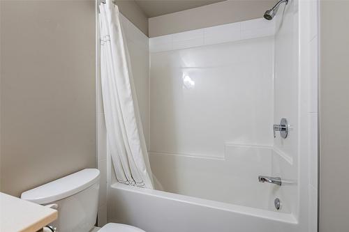 418-3409 28 Avenue, Vernon, BC - Indoor Photo Showing Bathroom