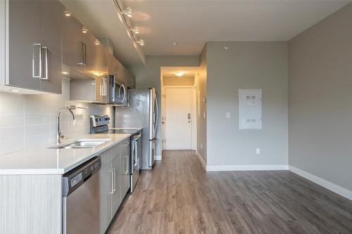 418-3409 28 Avenue, Vernon, BC - Indoor Photo Showing Kitchen With Double Sink With Upgraded Kitchen