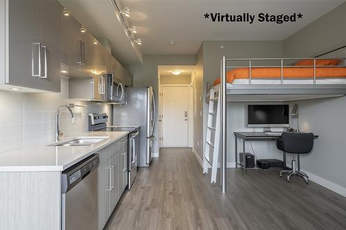 418-3409 28 Avenue, Vernon, BC - Indoor Photo Showing Kitchen With Stainless Steel Kitchen With Double Sink With Upgraded Kitchen