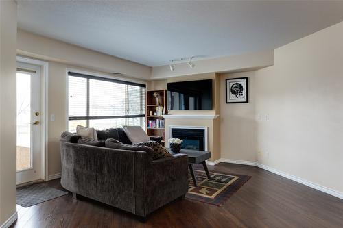 312-265 Snowsell Street, Kelowna, BC - Indoor Photo Showing Living Room With Fireplace