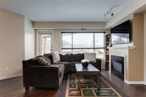 312-265 Snowsell Street, Kelowna, BC - Indoor Photo Showing Living Room With Fireplace