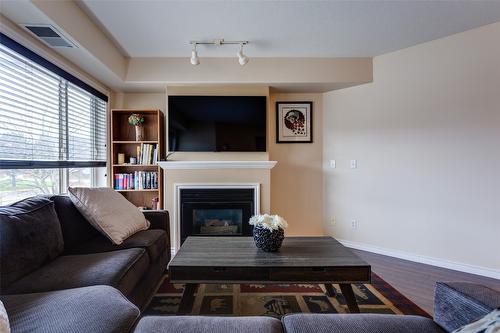 312-265 Snowsell Street, Kelowna, BC - Indoor Photo Showing Living Room With Fireplace