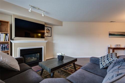 312-265 Snowsell Street, Kelowna, BC - Indoor Photo Showing Living Room With Fireplace