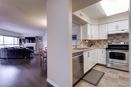 312-265 Snowsell Street, Kelowna, BC - Indoor Photo Showing Kitchen With Double Sink