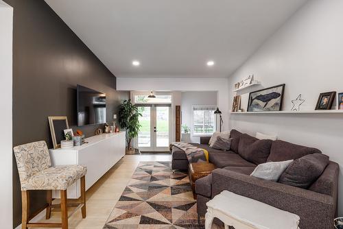 11527 Lang Court, Lake Country, BC - Indoor Photo Showing Living Room