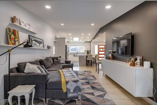 11527 Lang Court, Lake Country, BC - Indoor Photo Showing Living Room