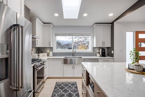 11527 Lang Court, Lake Country, BC - Indoor Photo Showing Kitchen With Stainless Steel Kitchen With Upgraded Kitchen