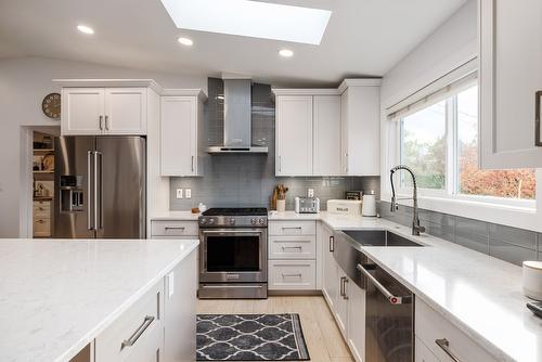 11527 Lang Court, Lake Country, BC - Indoor Photo Showing Kitchen With Stainless Steel Kitchen With Upgraded Kitchen