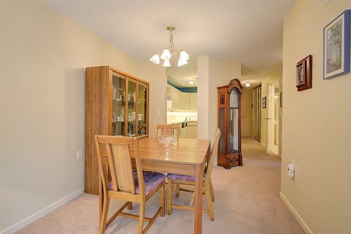 117-3157 Casorso Road, Kelowna, BC - Indoor Photo Showing Dining Room