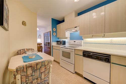 117-3157 Casorso Road, Kelowna, BC - Indoor Photo Showing Kitchen