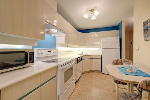 117-3157 Casorso Road, Kelowna, BC - Indoor Photo Showing Kitchen