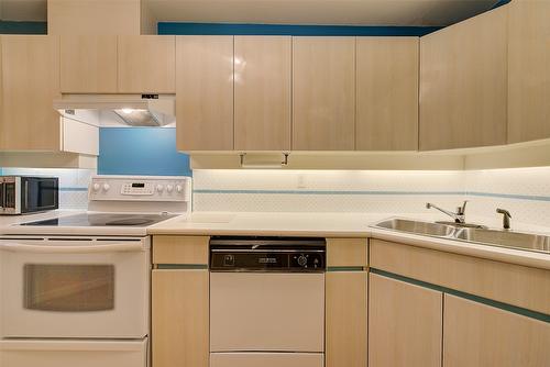 117-3157 Casorso Road, Kelowna, BC - Indoor Photo Showing Kitchen With Double Sink