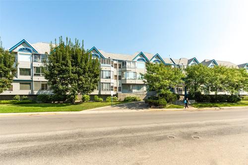 117-3157 Casorso Road, Kelowna, BC - Outdoor With Facade