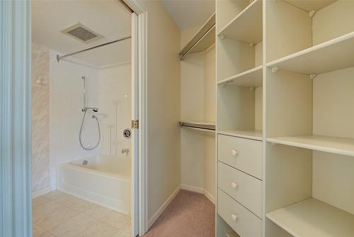 117-3157 Casorso Road, Kelowna, BC - Indoor Photo Showing Bathroom