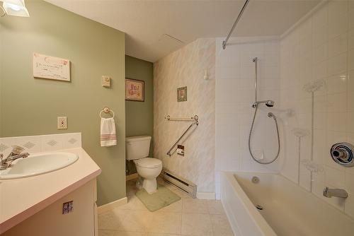 117-3157 Casorso Road, Kelowna, BC - Indoor Photo Showing Bathroom