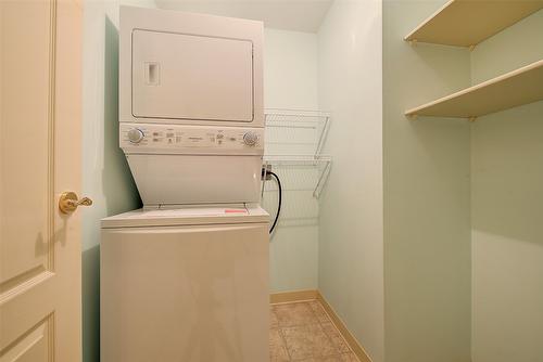 117-3157 Casorso Road, Kelowna, BC - Indoor Photo Showing Laundry Room