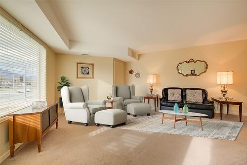 117-3157 Casorso Road, Kelowna, BC - Indoor Photo Showing Living Room