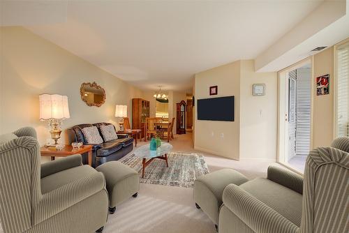 117-3157 Casorso Road, Kelowna, BC - Indoor Photo Showing Living Room