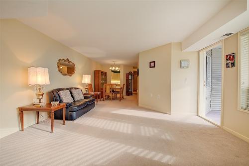 117-3157 Casorso Road, Kelowna, BC - Indoor Photo Showing Living Room