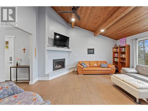 1572 Parkinson Road, West Kelowna, BC - Indoor Photo Showing Living Room With Fireplace