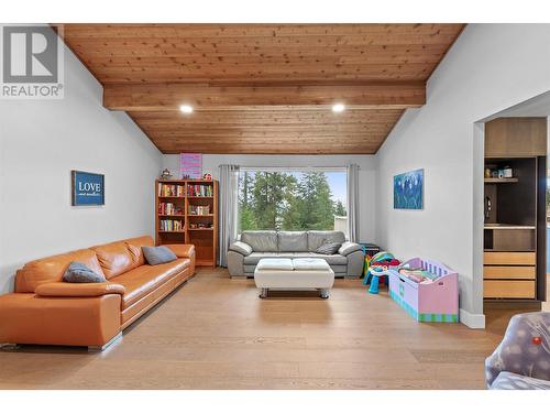 1572 Parkinson Road, West Kelowna, BC - Indoor Photo Showing Living Room