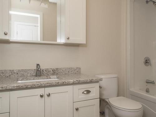 405 South Creek Square, Thunder Bay, ON - Indoor Photo Showing Bathroom