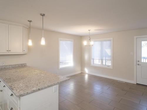 405 South Creek Square, Thunder Bay, ON - Indoor Photo Showing Kitchen