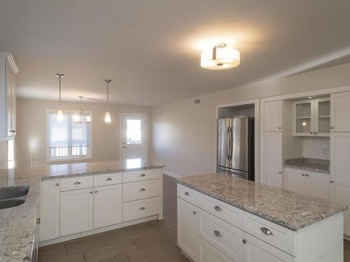 405 South Creek Square, Thunder Bay, ON - Indoor Photo Showing Kitchen With Upgraded Kitchen