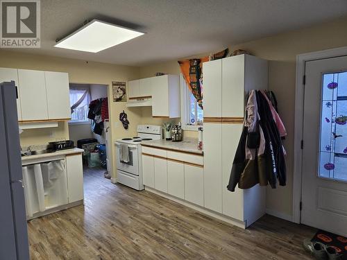 386 392 Elliott Street, Quesnel, BC - Indoor Photo Showing Kitchen