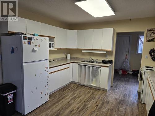 386 392 Elliott Street, Quesnel, BC - Indoor Photo Showing Kitchen With Double Sink