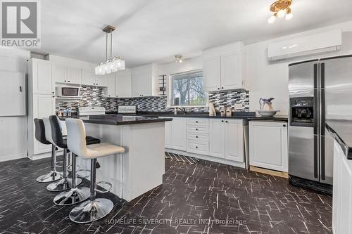 20527 Melbourne Road, Southwest Middlesex, ON - Indoor Photo Showing Kitchen With Upgraded Kitchen