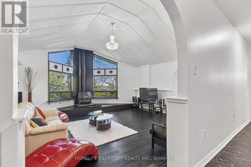 20527 Melbourne Road, Southwest Middlesex, ON - Indoor Photo Showing Living Room