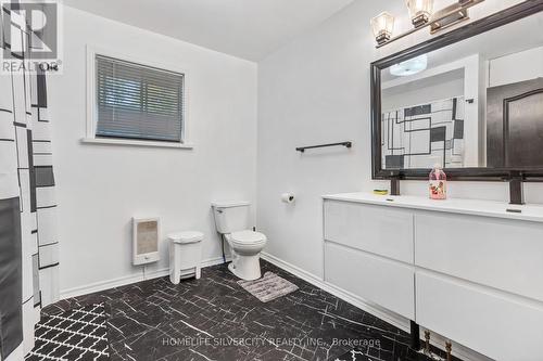 20527 Melbourne Road, Southwest Middlesex, ON - Indoor Photo Showing Bathroom