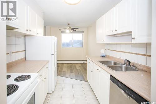 122 5 Columbia Drive, Saskatoon, SK - Indoor Photo Showing Kitchen With Double Sink