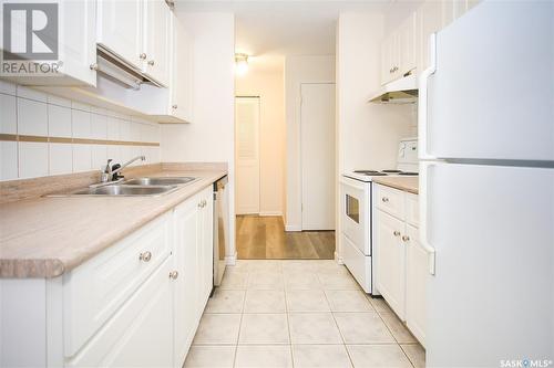 122 5 Columbia Drive, Saskatoon, SK - Indoor Photo Showing Kitchen With Double Sink