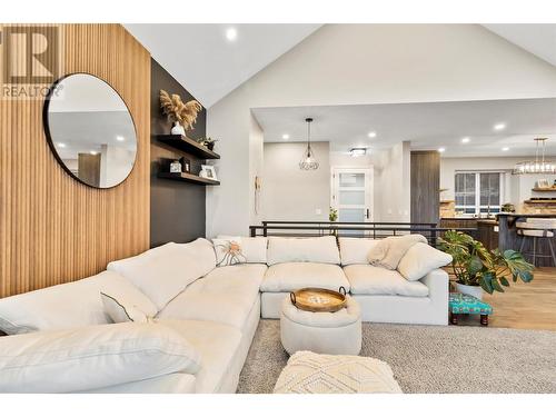 2173 Coldwater Drive, Kamloops, BC - Indoor Photo Showing Living Room